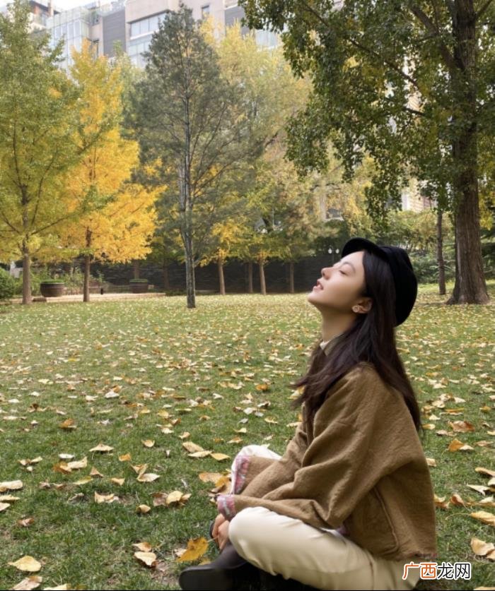 潮流合伙人赵今麦穿的衣服,赵今麦穿格纹大衣配长靴成熟大气