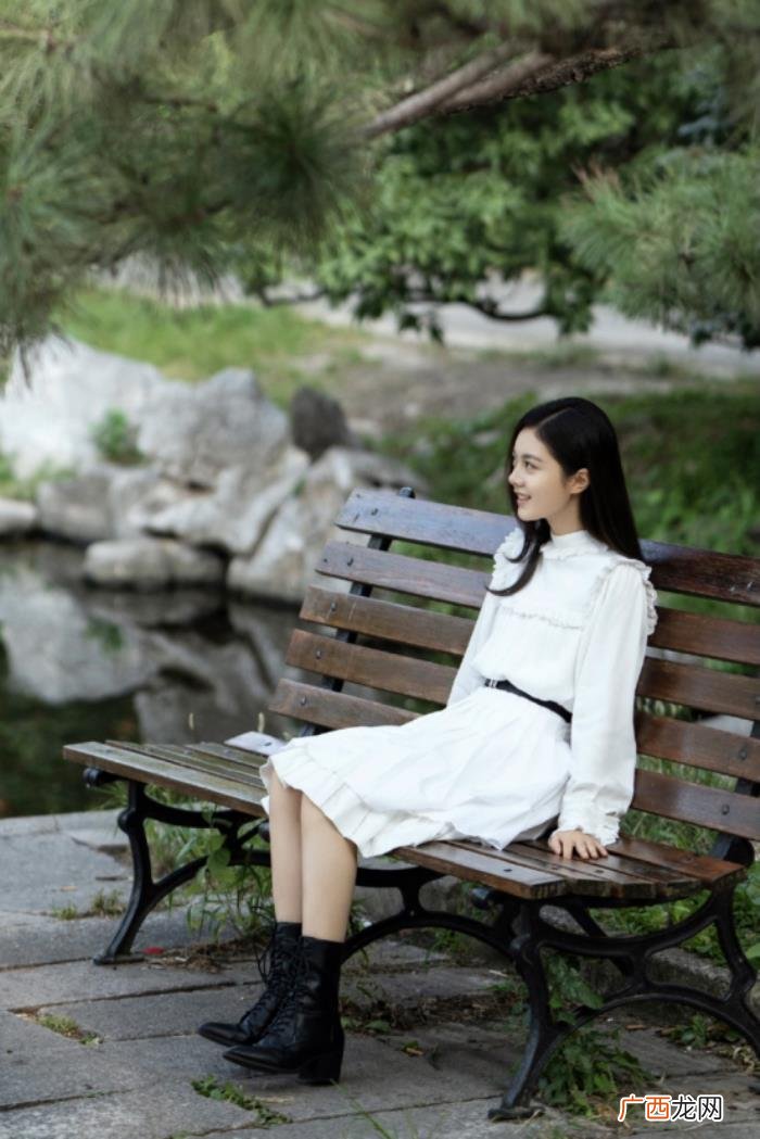 潮流合伙人赵今麦穿的衣服,赵今麦穿格纹大衣配长靴成熟大气
