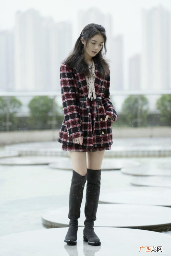 潮流合伙人赵今麦穿的衣服,赵今麦穿格纹大衣配长靴成熟大气