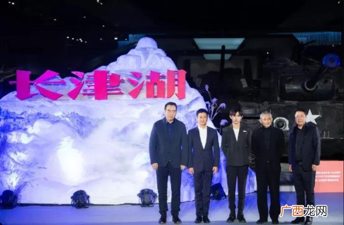 歌手易烊千玺简历，易烊千玺如何成为流量的典范