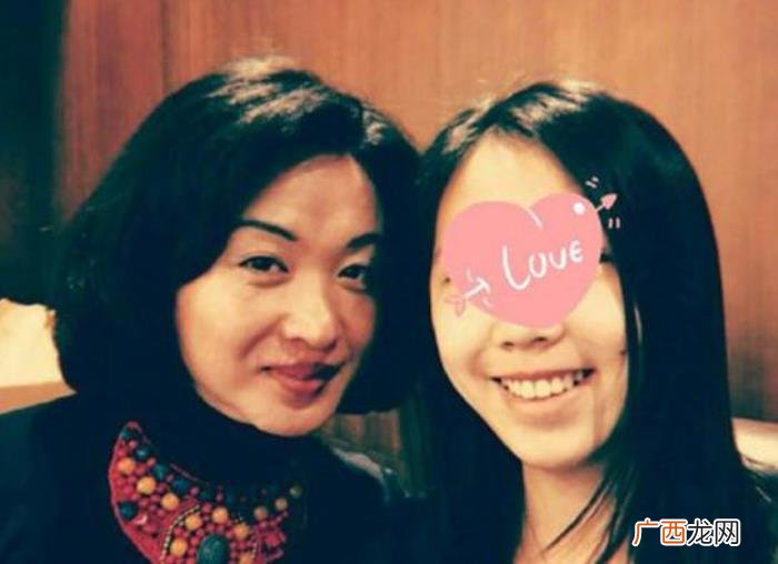 53岁金星和女儿罕见同框 金星晒女儿照片