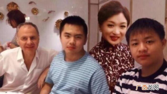 53岁金星和女儿罕见同框 金星晒女儿照片