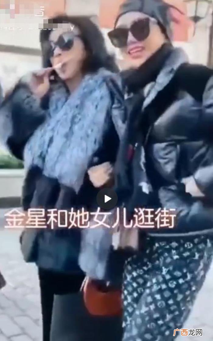 53岁金星和女儿罕见同框 金星晒女儿照片