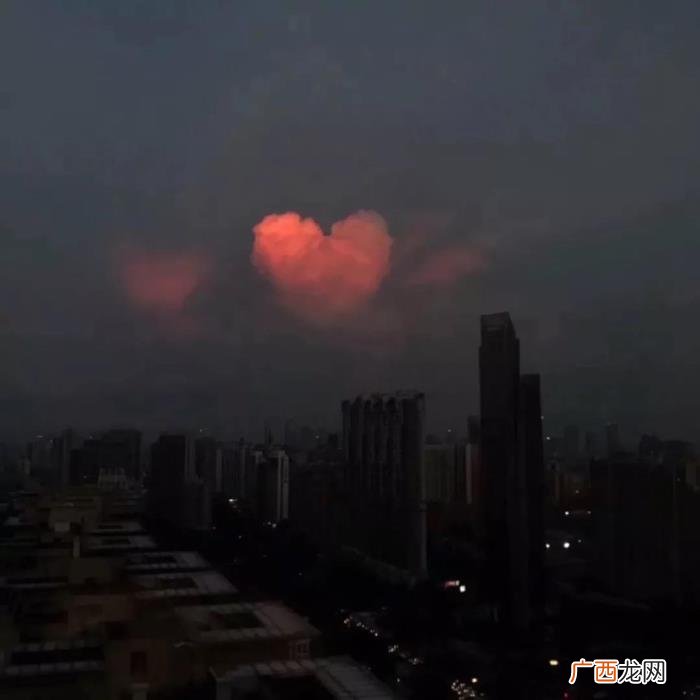 伤感图，伤感朋友圈背景图丨同在一座城市