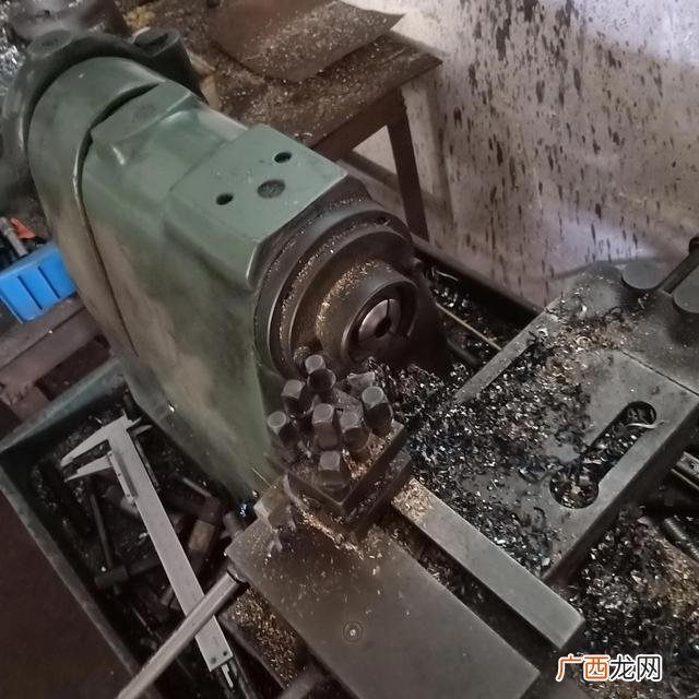 找工厂合作自己加工,加工小零件自己家做