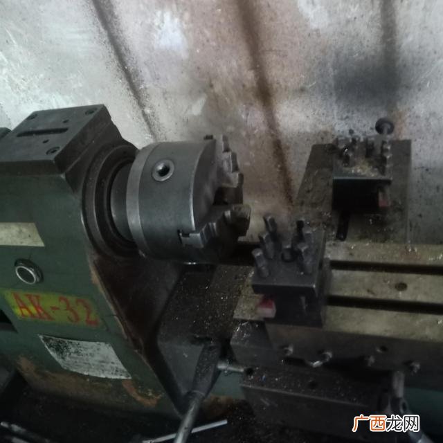 找工厂合作自己加工,加工小零件自己家做
