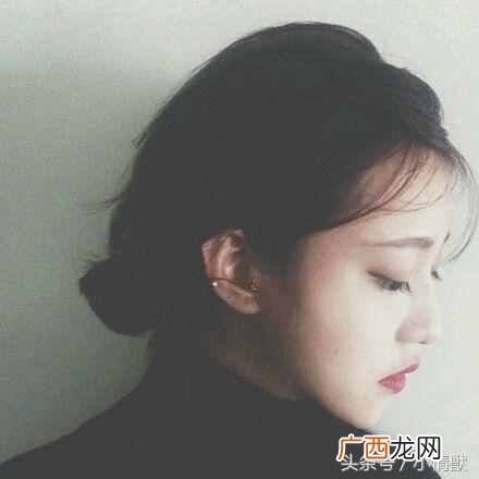 女生霸气侧漏什么意思？