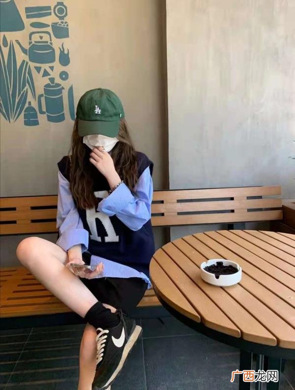 白色马甲配什么卫衣好看，针织马甲搭配什么衣服好看