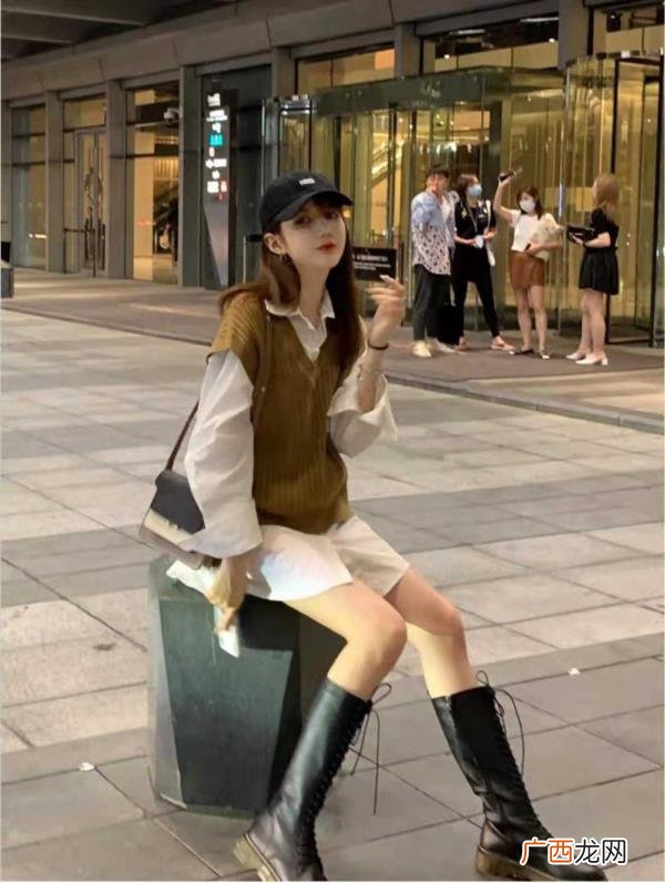 白色马甲配什么卫衣好看，针织马甲搭配什么衣服好看