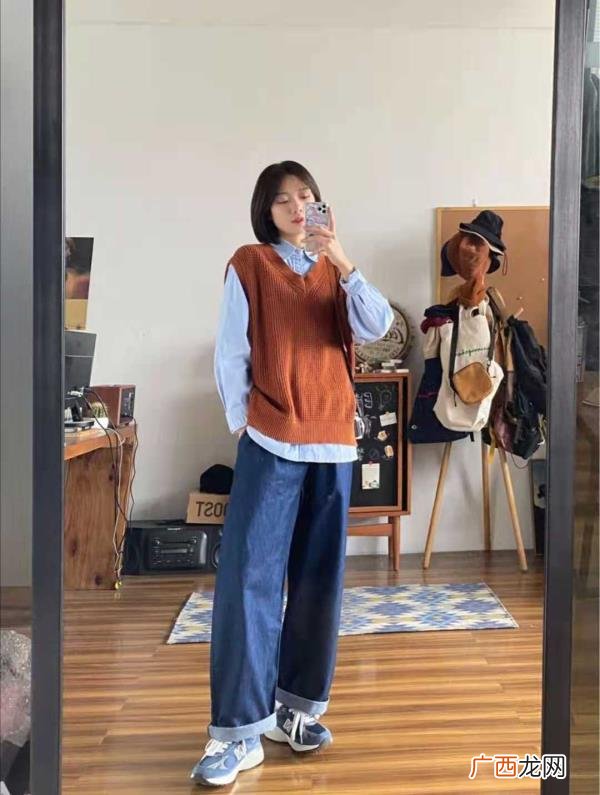 白色马甲配什么卫衣好看，针织马甲搭配什么衣服好看