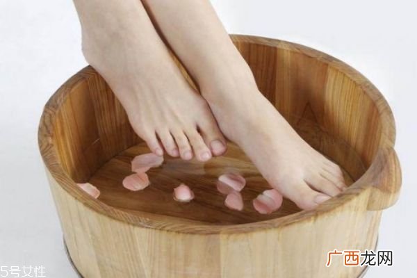用茶叶泡脚有什么好处小茶叶大用处