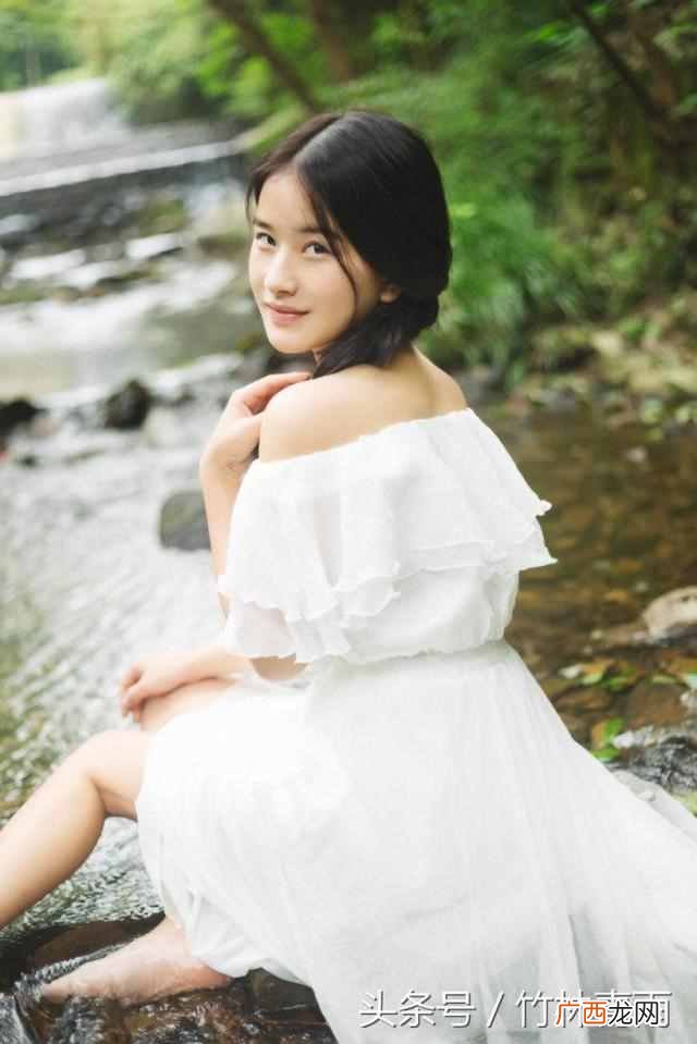 回眸一笑百媚生是什么意思？
