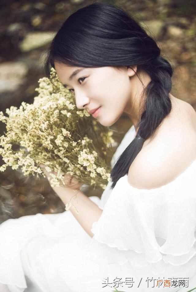回眸一笑百媚生是什么意思？