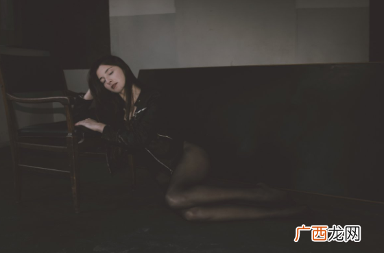 熬夜为什么会脱发熬夜脱发还能再长出来吗