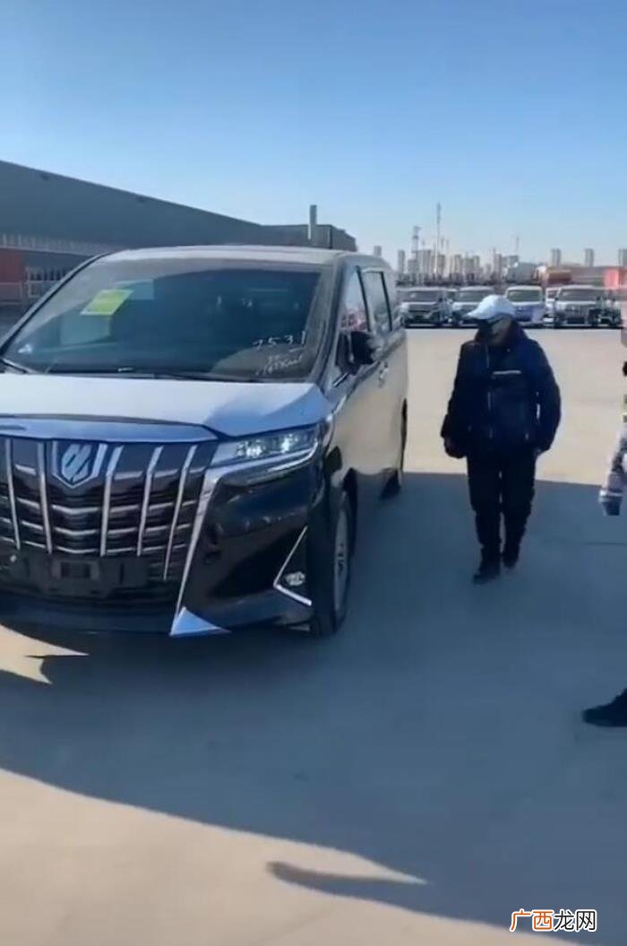 潘长江的老婆,潘长江夫妇现身选购座驾