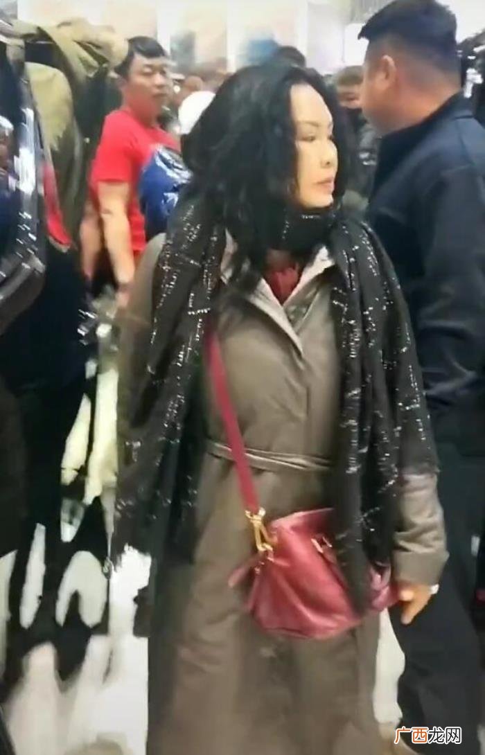 潘长江的老婆,潘长江夫妇现身选购座驾