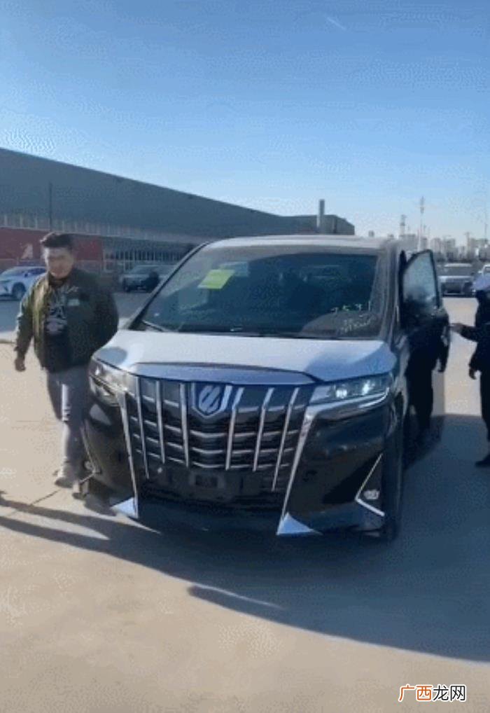 潘长江的老婆,潘长江夫妇现身选购座驾