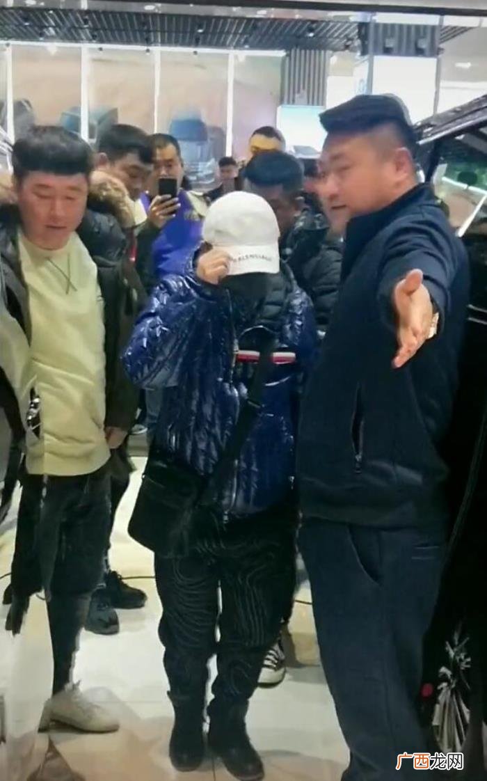 潘长江的老婆,潘长江夫妇现身选购座驾