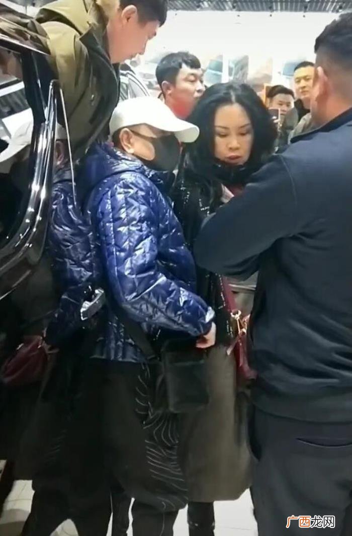 潘长江的老婆,潘长江夫妇现身选购座驾