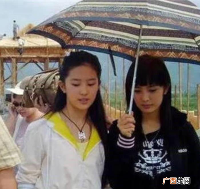 杨幂刘亦菲同台是什么节目，杨幂刘亦菲罕曝青涩同框照