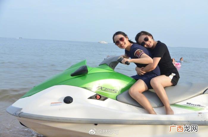 林妙可海边度假骑水上摩托 林妙可沙滩照