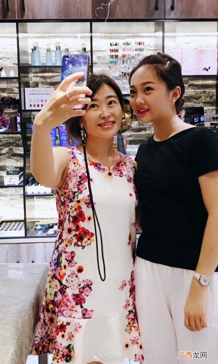 林妙可海边度假骑水上摩托 林妙可沙滩照