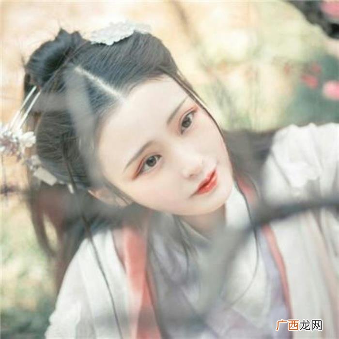单纯但很聪明的女生，但却足够聪明的星座女