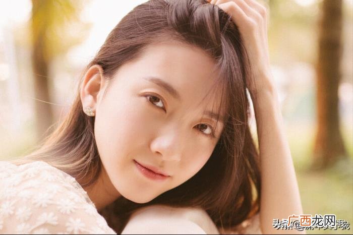 怎么跟女孩子打开话题，怎么插入一个女生的话题