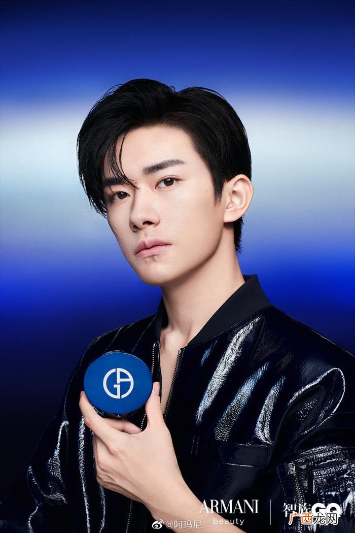 易洋千玺代言的彩妆，代言阿玛尼的易烊千玺