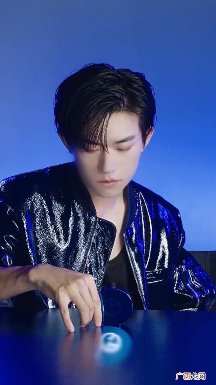 易洋千玺代言的彩妆，代言阿玛尼的易烊千玺