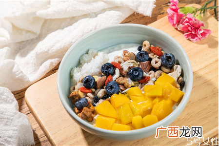 小孩早上吃燕麦片好吗早餐吃燕麦片配什么好
