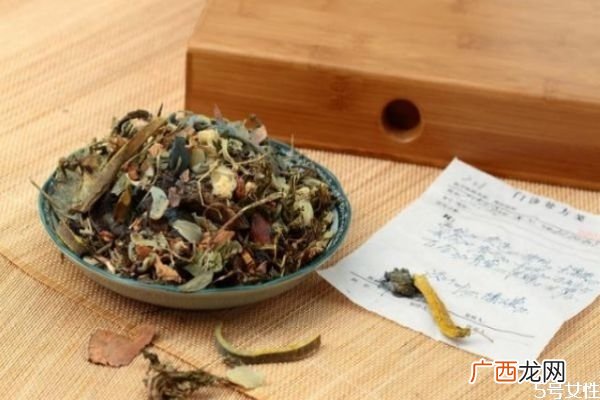 车前草要煮几棵根要不要煮里面