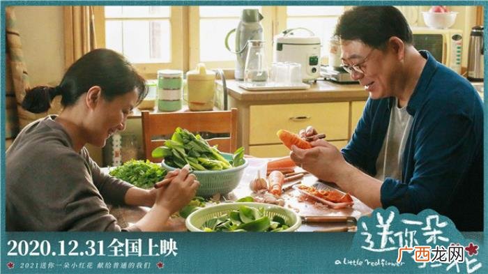 易烊千玺送你一朵小红花微笑，送你一朵小红花