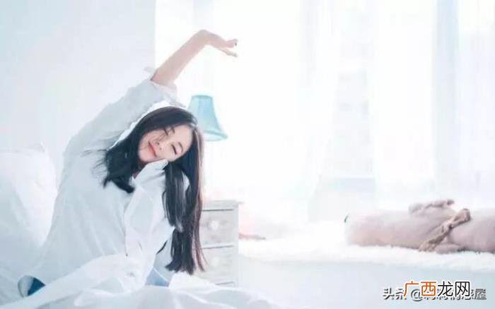 暗恋你男人吃醋的表现，表明他大多在默默暗恋着你