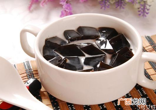 龟苓膏含有黑色素吗龟苓膏吃多了对身体有什么影响