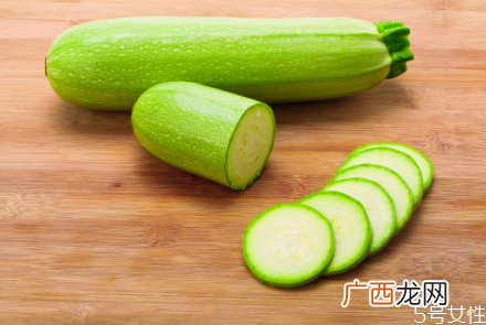 为什么西葫芦炒着吃致癌西葫芦致癌的说法是真的吗