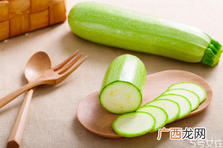 为什么西葫芦炒着吃致癌西葫芦致癌的说法是真的吗