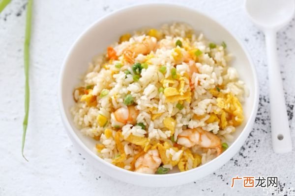 蛋炒饭是先放蛋还是先炒饭蛋炒饭要放几个鸡蛋