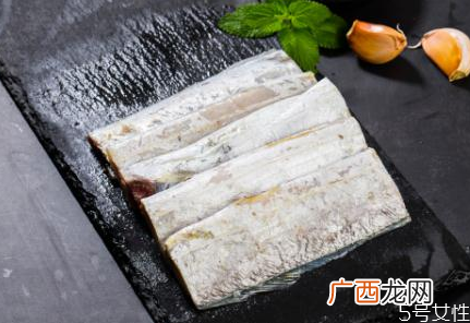 带鱼段怎么处理内脏带鱼一炸就碎是怎么回事