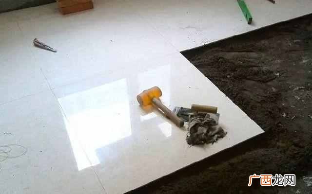 地板玻化砖是什么砖（玻化砖和釉面砖哪种更好