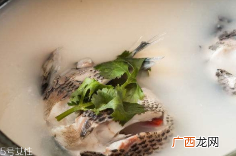 鱼汤为什么要用油煎教你几招熬出乳白色鱼汤