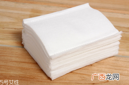 卸妆水可以不用化妆棉吗 卸妆水不能用手直接卸妆