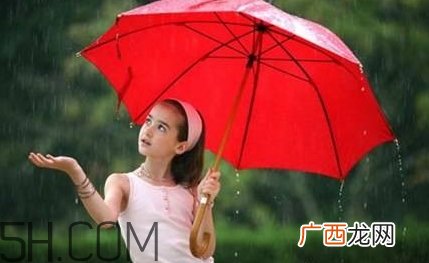 女生说记得带伞什么意思？女生说雨伞什么意思？