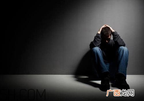 焦虑症患者为什么一到晚上就焦虑得厉害？焦虑症严重了会怎么样？