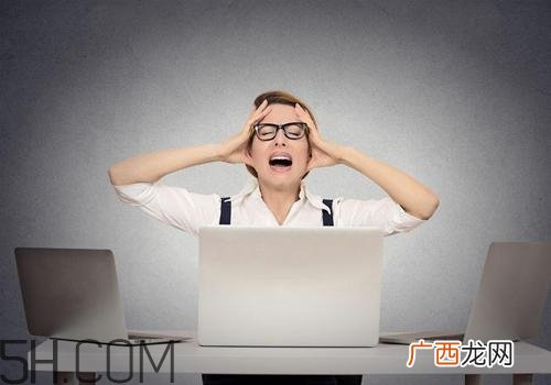 焦虑症患者为什么一到晚上就焦虑得厉害？焦虑症严重了会怎么样？