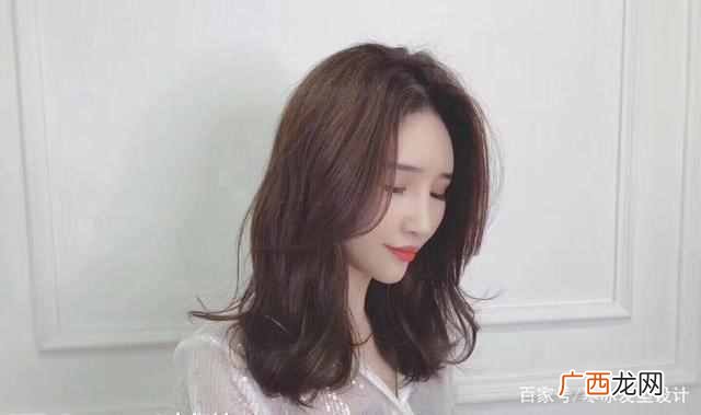 皮肤偏黄头发染什么颜色显白显年轻（几个让你