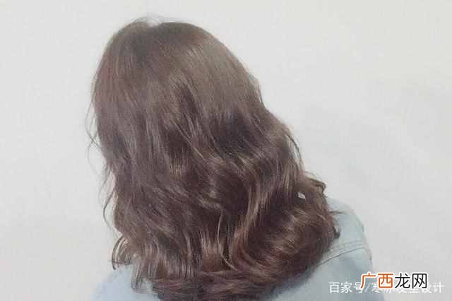 皮肤偏黄头发染什么颜色显白显年轻（几个让你