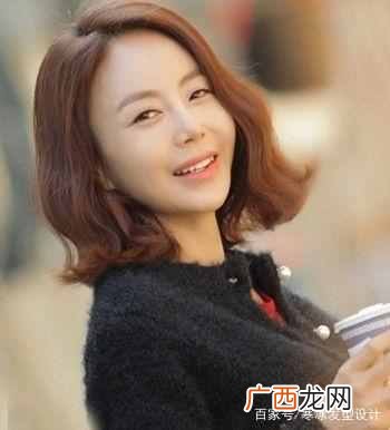 皮肤偏黄头发染什么颜色显白显年轻（几个让你