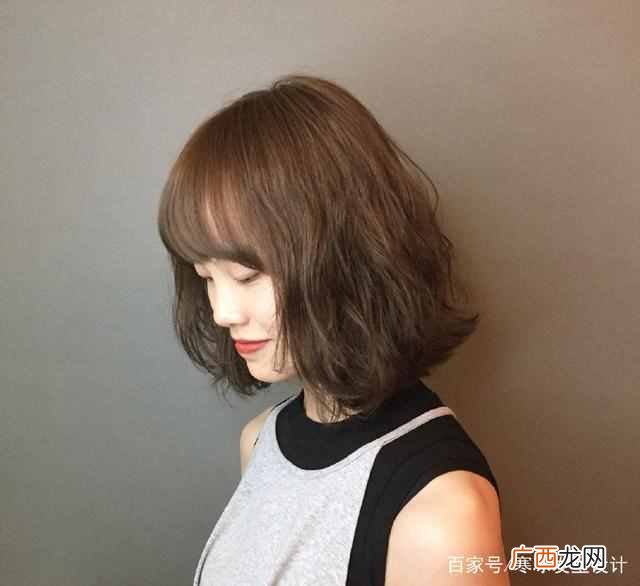 皮肤偏黄头发染什么颜色显白显年轻（几个让你