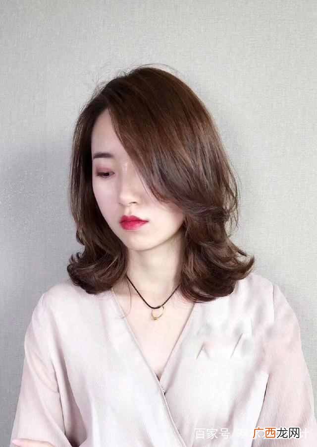 皮肤偏黄头发染什么颜色显白显年轻（几个让你